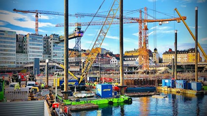 A mold holds about 100 m3 of underwater concrete, which is cast with mast pump from land or with a large hose pump from pontoons.