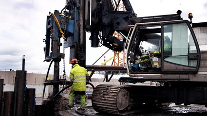 A great amount of piling is done during the project.