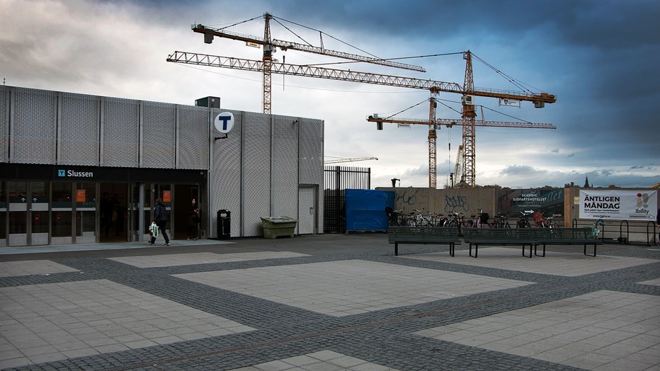 From the Slussen subway exit you can follow the work. From the Slussen subway exit you can follow the work.