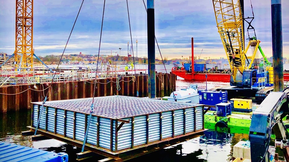 The mold is lowered to a depth of seven meters where it hangs on new piles. The mold is lowered to a depth of seven meters where it hangs on new piles.