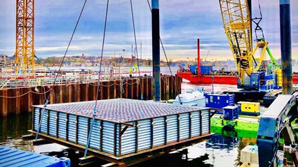 The mold is lowered to a depth of seven meters where it hangs on new piles.