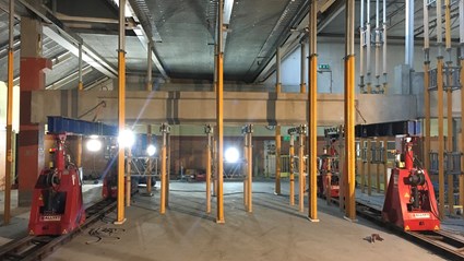 Genom en innovativ lösning kunde betongbalkarna tas ner till golvet med fjärrstyrda hydrauliska ellyftar där de sedan knackade sönder dem.