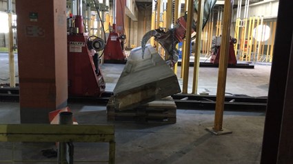 De hydrauliska ellyftarna knackade sedan sönder betongen.
