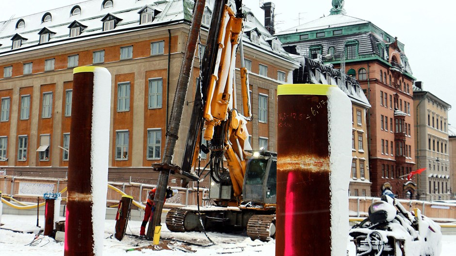 Pålningsarbete pågår, med ”pålskogen” i förgrunden