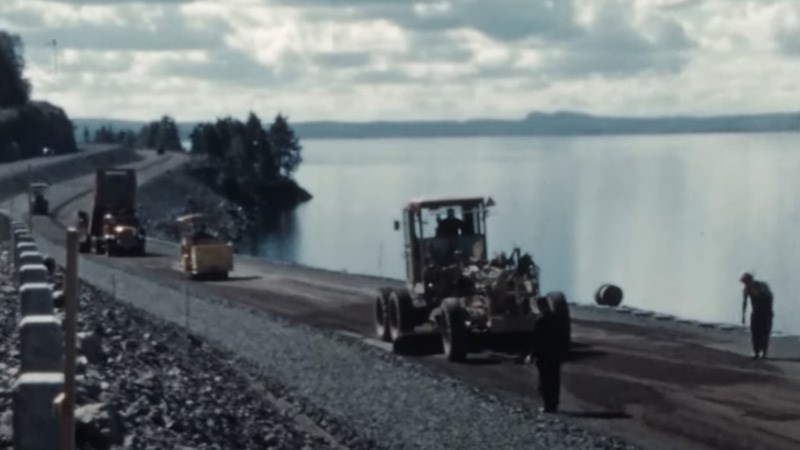 Vätterleden, svartvit bild från arbetet med sträckan på gamla Riksettan utmed Vättern.