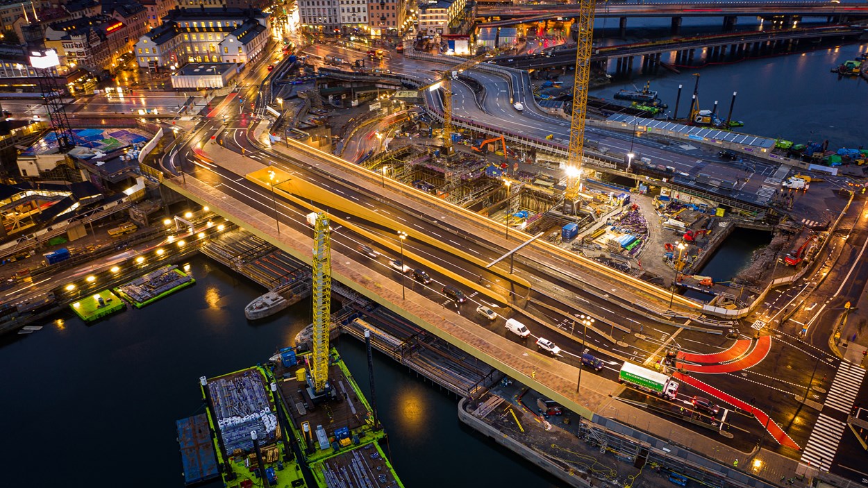 Slussens "guldbro" är en del i ombyggnaden av Slussen, invigdes söndagen den i oktober 2020.