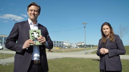 Skanska Sveriges vice vd Alexandra Laurén och Sebastian Vallgårda, transaktionschef hos fastighetsinvesteraren NREP