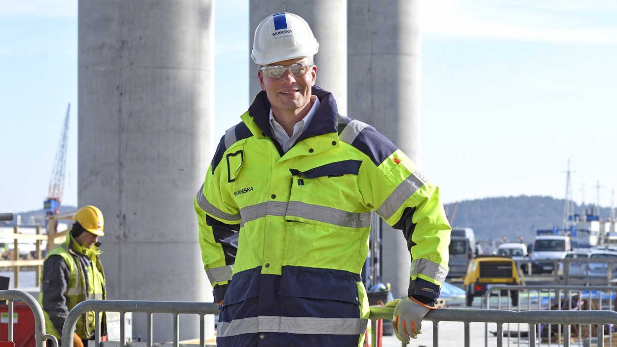 Peo Halvarsson en profil i brobyggarbranschen med lång erfarenhet av uppförandet av stora broar står med skyddsglasögon och bygghjälp på projektet Hisingsbron i Göteborg.