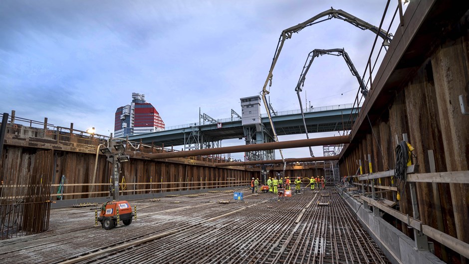 Hisingbron under byggnation. Armeringen ligger blottad innan gjutning av betongplatta, kranar och byggarbetare jobbar för fullt. 