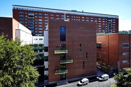 The image and intervention center consists of two wings and a connecting section.