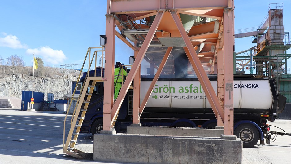 En lastbil med texten ”grön asfalt” hämtar den nyproducerade asfalten.