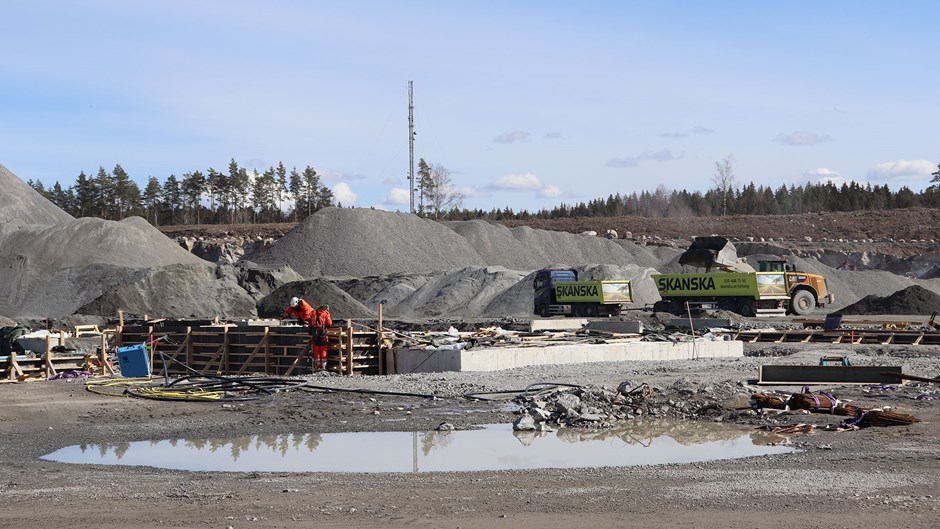 Byggarbetare lägger grunden för det som ska bli ett nytt asfaltverk i Vällsta.