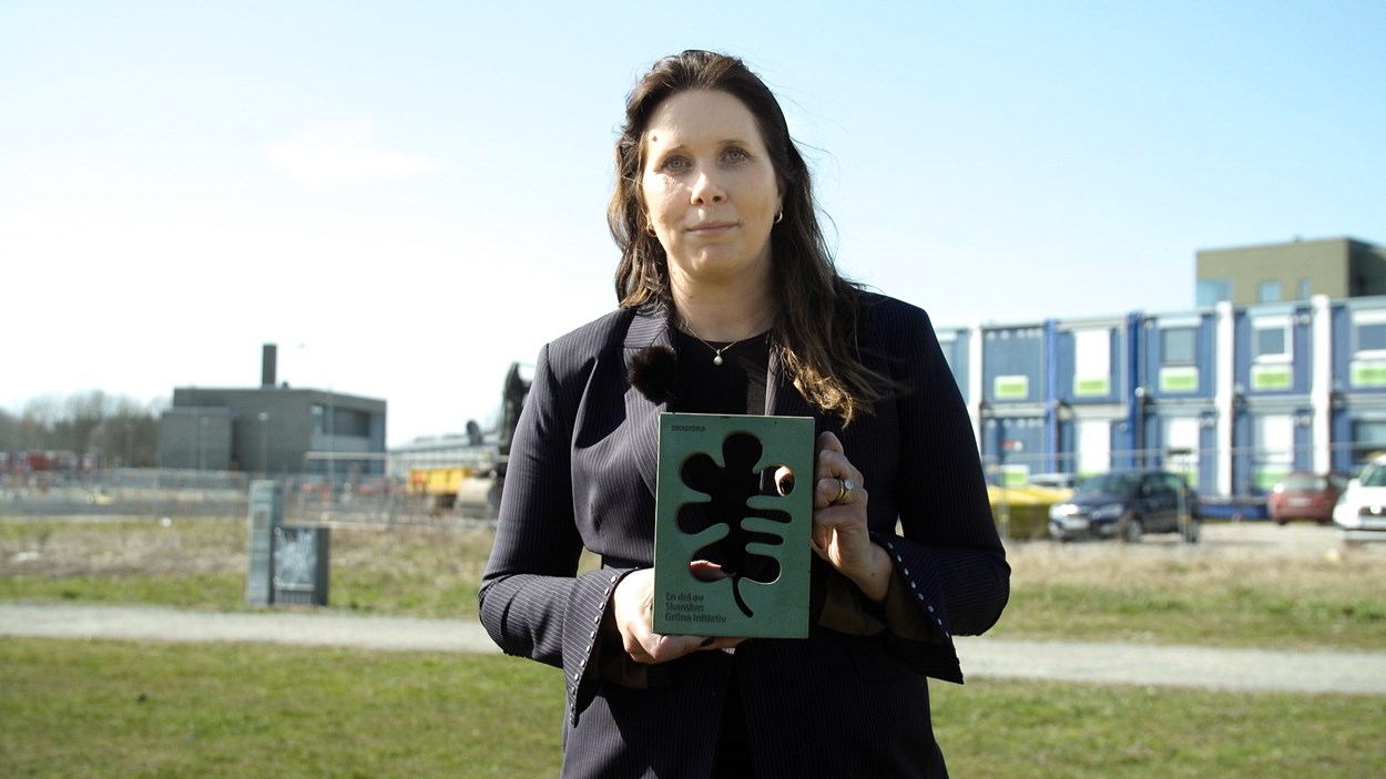 Skanska Sveriges vice vd Alexandra Laurén med lövet gjutet i grön betong, symbolen för Skanskas hållbarhetsarbete
