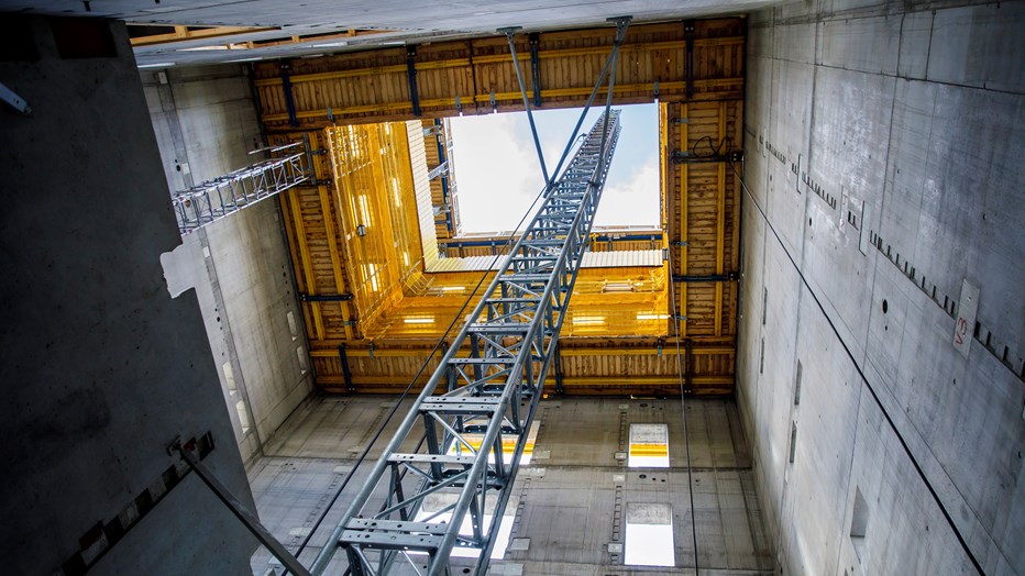 Kontorsfastigheten växer med en våning i veckan.  Kontorsfastigheten växer med en våning i veckan.