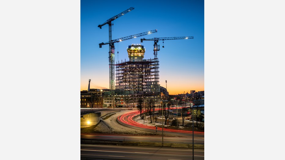 Halvvägs upp på Nordens högsta kontorshus. Klätterformen är på våning 21 av 36 och bjälklagen på våning 17. Halvvägs upp på Nordens högsta kontorshus. Klätterformen är på våning 21 av 36 och bjälklagen på våning 17.