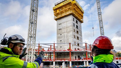 Samtidigt som Citygate växer på höjden monteras fasaden. Kranarna höjs i flera omgångar och den högsta är på 123 meter.