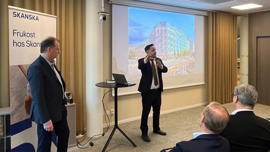 Mats Dynevik, Skanska, och Johannes Hulter (S), ordförande i stadsbyggnadsnämnden, på Skanskas frukostseminarium. 