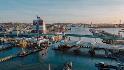 Hisingsbron har vuxit fram från mitten och ut mot älvstränderna. Pylonerna och lyftdelen i mitten monterades under sensommaren och början av hösten 2020.