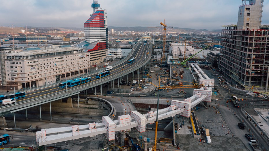 Kollektivtrafikbron ska lyfta sig ur vägbanan ner mot Nordstan. Kollektivtrafikbron ska lyfta sig ur vägbanan ner mot Nordstan.