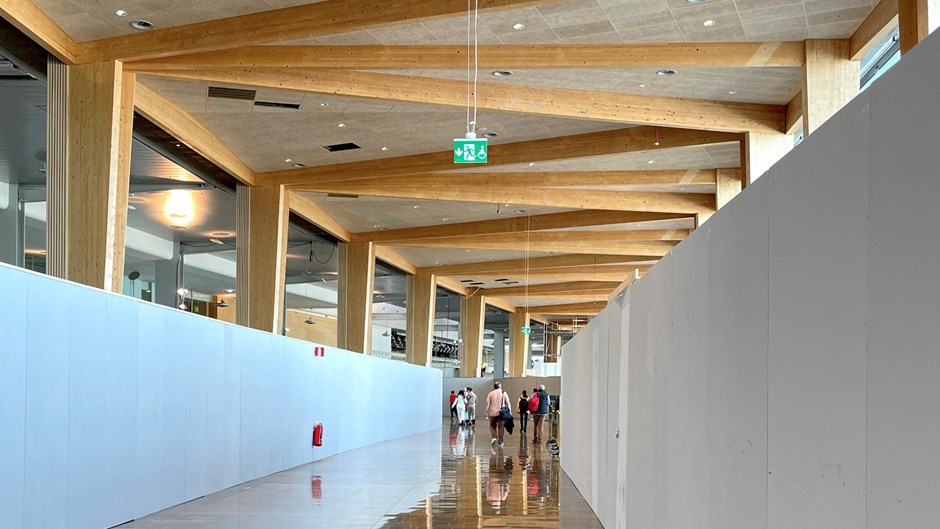 Passage på Arlanda med blanka stengolv.