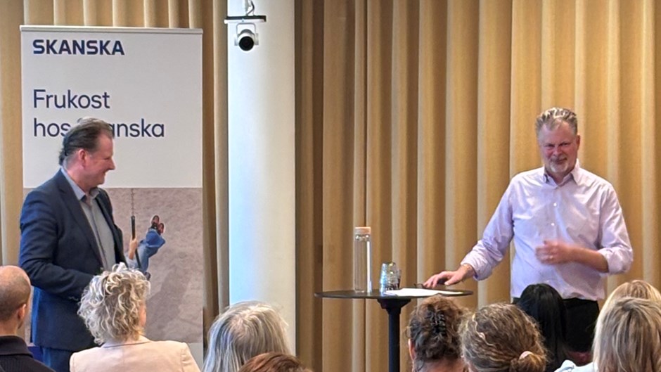 Axel Josefson (M) står inför publik och pratar på ett frukostseminarium.
