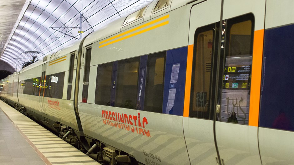 Ett Öresundståg står inne på stationen.
