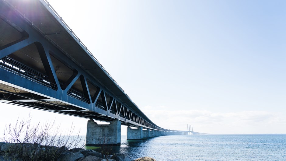 Öresundsbron sträcker sig ut över sundet en solig dag.