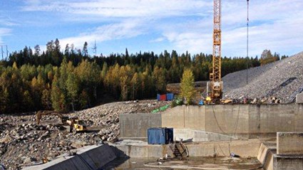 Betongarbetena färdigställda. Till vänster syns den nya, tre meter höga, energiomvandlaren.
