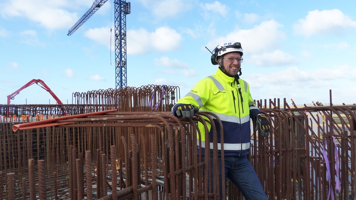Johan Berglund ler vid ett bygge