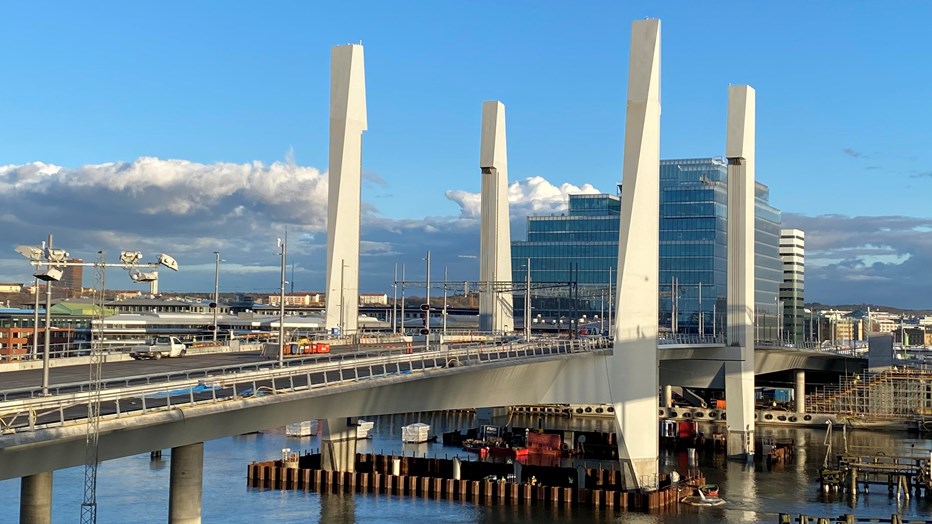 Hisingsbron is the new link between the mainland and Hisingen. It is a steel and concrete lift bridge.