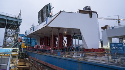 The crossbeam is transported on site by crossing the existing bridge.
