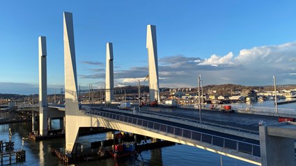 The width of the bridge is 40 meters, which can be compared with the old Götaälvbron's 27 meters.