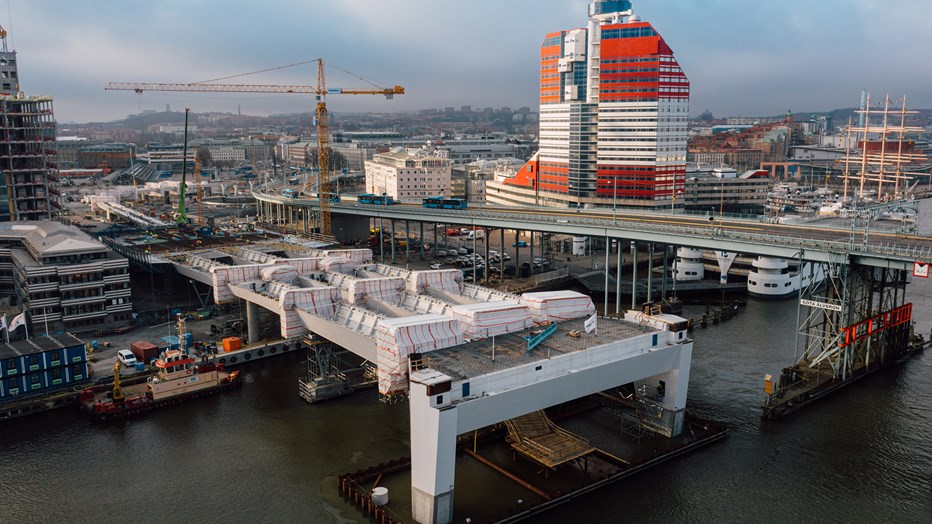 The bridge takes shape towards the south side of the river. The bridge takes shape towards the south side of the river.
