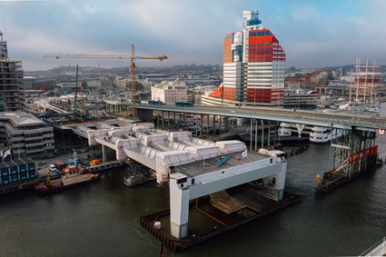 The bridge takes shape towards the south side of the river.