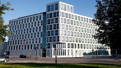 Rättscentrum Örebro är en spektakulär byggnad i olika kulörer.