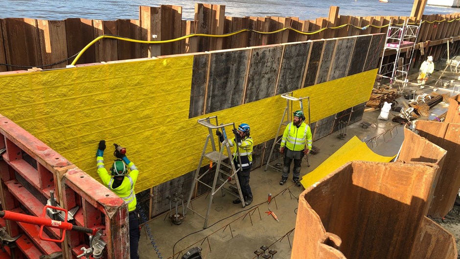 Först var tanken att granitsten skulle klä kajmuren, men genom att välja en matrisgjuten betongyta i stället har projektet sparat både koldioxidutsläpp och pengar.