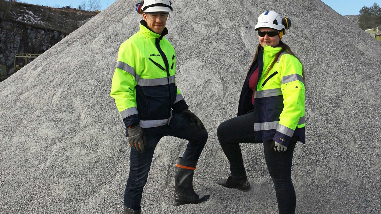 Johan Stjernström, produktionschef, och Magdalena Pfaffl, projektingenjör, på Skanskas bergtäkt i Vällsta