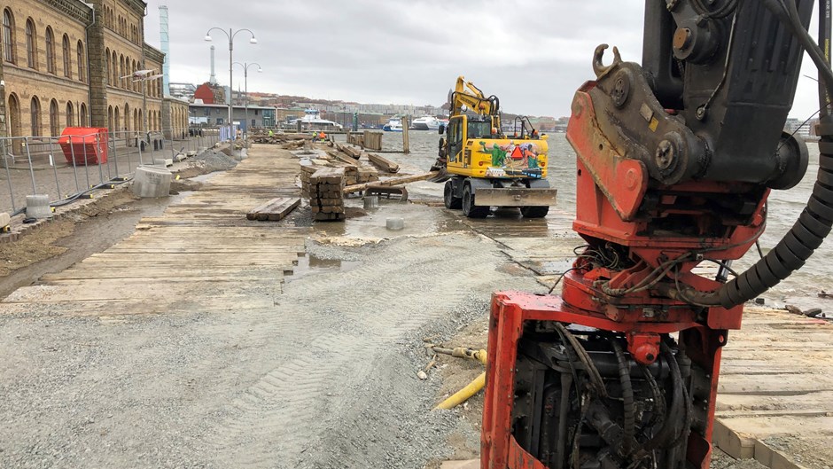 För att kunna använda tunga maskiner på den utdömda kajen la Skanska ut så kallade stockmattor som ger ett säkrare underlag.