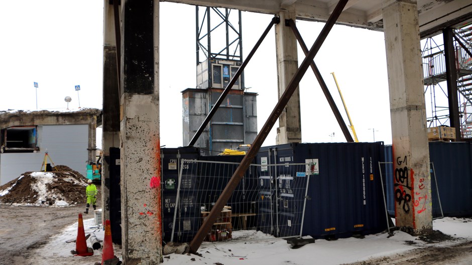 Katarinahissen vid Slussen, sedd från byggområdet snett underifrån gångbron mot McDonalds