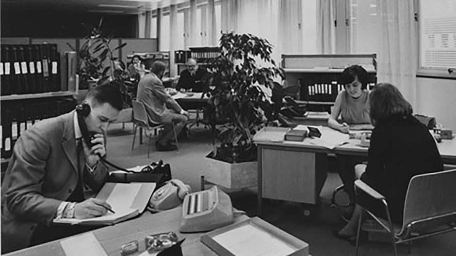 Postens fick nya lokaler i Årstadal i Stockholm den 1 oktober 1967. Säljavdelningen var inredd med kontorslandskap.