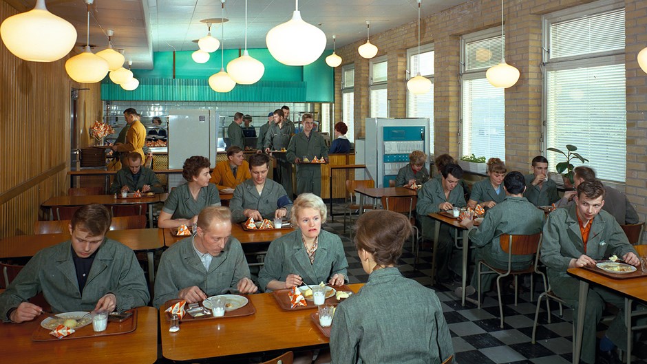 Lunchrast hos Volvo i matsalen 1960-tal i Torslandaverken i Göteborg.