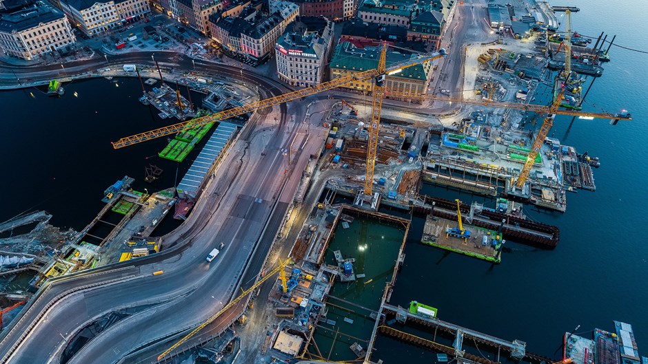 Arbetsområdet för nya Slussen ligger i flera höjdplan, från dykare till kranförare.