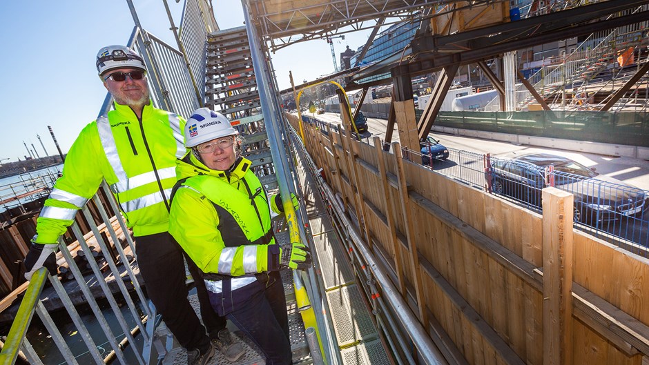 Kristina Eliasson och Ola Lundberg som arbetar med Skanskas logistik och säkerhet på projekt Slussen.