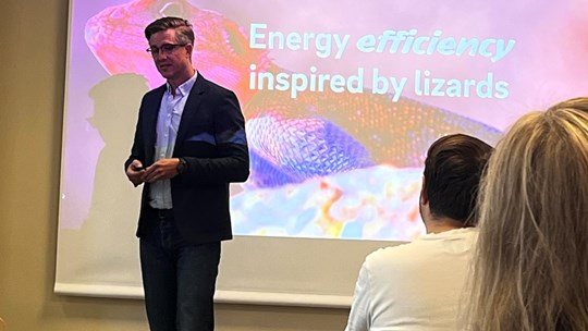 Man föreläser på ett frukostseminarium.