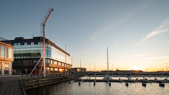 Solen går ned över Boverkets nya kontor i Karlskrona.
