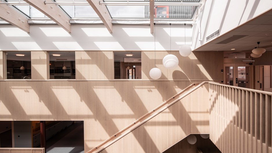 Ljuset från ett takfönster skapar ett spännande skuggspel i Boverkets nya kontor i Karlskrona.