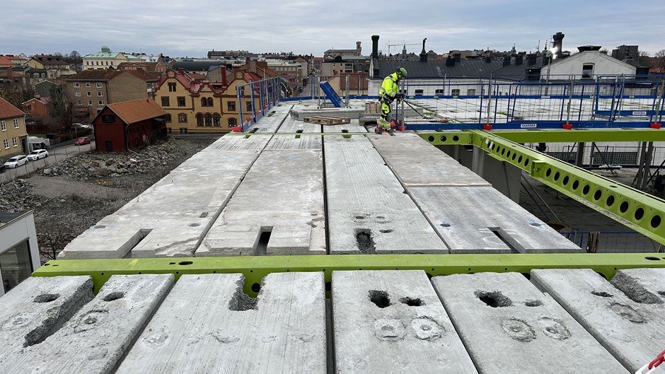 Betongstommar kapas vid rivningen av ett kontorshus i Lund.