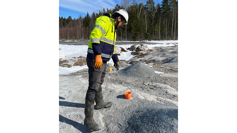 Andreas visar var borrhålen finns.