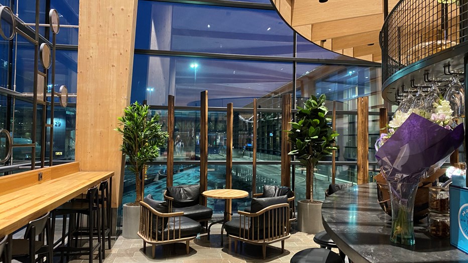 Terminal 5 på Stockholm Arlanda Airport har fått en ny veranda i limträ. Terminal 5 på arlanda med vy över den nya verandan.