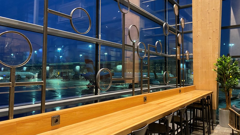 Glasfasaden har fina detaljer. Terminal 5 på arlanda detaljer i fönster.